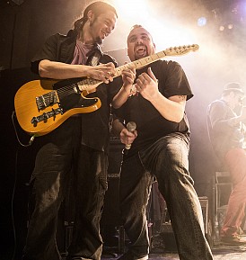 Álvaro (Guitarra y coros)